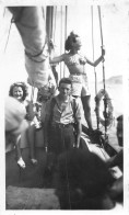 P-24-Bi.-3187 : PHOTO D'AMATEUR. FORMAT ENVIRON : 6.5 CM X 10.5 CM. DINARD  SUR LE BATEAU  EN AOUT 1945 - Dinard