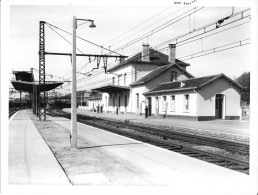 Grande Photo SNCF Gare Massy Palaiseau B.V.  Reconstruit Coté Voies Seconde Guerre Mondiale WW2 24x18 Cm (mai 47) - Trains