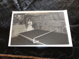 P-1137 , Photo , Jeune Fille Jouant Au Tennis De Table, Circa 1970 - Personnes Anonymes