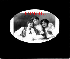 Portrait De Trois Jolies Jeunes Filles Enlacées, à Identifier - Plaque De Verre - Taille 85 X 100 Mlls - Glass Slides
