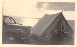 P-24-Bi.-3189 : PHOTO D'AMATEUR. FORMAT ENVIRON : 6.5 CM X 10.5 CM. TROUVILLE. CAMPING DES OISEAUX. JUILLET 1953. AUTO - Trouville