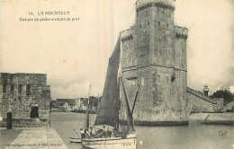 17 - LA ROCHELLE - BARQUE DE PECHE SORTANT DU PORT - La Rochelle