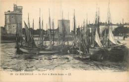 17 - LA ROCHELLE - LE PORT A MAREE BASSE - La Rochelle