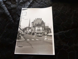 P-1139 , Photo , Migennes, Le Café Du Cadran, Automobile Simca, Peugeot Et Fourgon, Circa 1970 - Orte