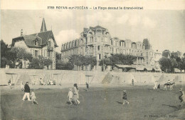 17 - ROYAN - LA PLAGE DEVANT LE GRAND HOTEL - Royan