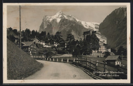 AK Grindelwald, Strassenpartie Mit Blick Auf Hotel Belvédére Und Das Wetterhorn  - Grindelwald