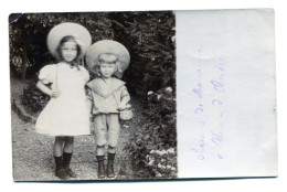 Carte Photo D'une Jeune Fille élégante Avec Un Petit Garcon élégant Dans Leurs Jardin Vers 1910 - Anonieme Personen
