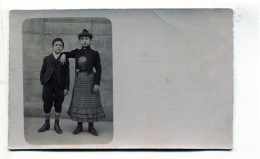 Carte Photo D'une Jeune Fille élégante Avec Un Jeune Garcon Posant Dans La Cour De Leurs Maison Vers 1910 - Anonieme Personen