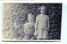 Carte Photo De Deux Petite Fille élégante Dans Leurs Jardin - Personnes Anonymes