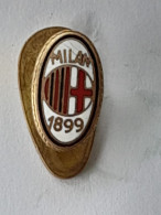 INSIGNE  BOUTONNIERE   FOOTBALL,,,MILAN   1899 ,,,  DATE DES ANNEES  1950/60    TBE - Kleding, Souvenirs & Andere