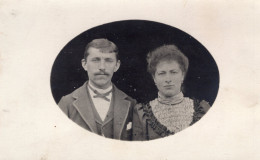 Carte Photo D'un Couple élégant Posant Dans Un Studio Photo Vers 1905 - Anonymous Persons