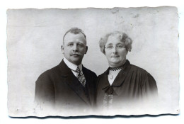 Carte Photo D'un Couple élégant Posant Dans Un Studio Photo Vers 1910 - Anonymous Persons