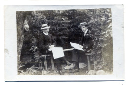 Carte Photo D'un Homme élégant Avec Un Jeune Garcon élégant Lisant Le Journal Dans Leurs Jardin Vers 1910 - Anonymous Persons