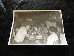 P-1147 , Photo , Migennes, Un Repas à L'intérieur De L'épicerie, 1966 - Orte