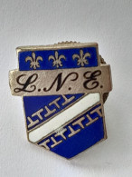 INSIGNE   BOUTONNIERE  FOOTBALL  L.N.E.    LIGUE  NORD  EST DE  FOOTBALL  ANNEES 50 /60 - Habillement, Souvenirs & Autres