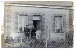 Carte Photo D'un Homme Et D'une Femme élégante Posant Devant Leurs Maison Vers 1920 - Personnes Anonymes