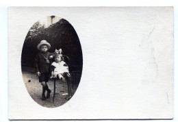 Carte Photo D'un Petit Garcon élégant Avec Une Petite Fille Posant Dans Leurs Jardin - Anonyme Personen