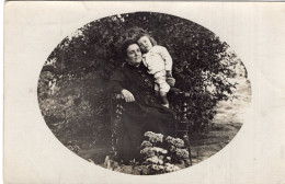 Carte Photo D'une Femme élégante Avec Sont Petit Garcon Posant Dans Sont Jardin En 1916 - Anonyme Personen