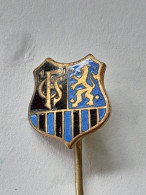 INSIGNE BOUTONNIERE,,,FOOTBALL ,,,,F. C. S   SOCHAUX  MONTBELIARD  ANNEE 1950/60   TBE - Apparel, Souvenirs & Other