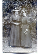 Carte Photo De Deux Femmes élégante Posant Dans Leurs Jardin Vers 1910 - Anonyme Personen