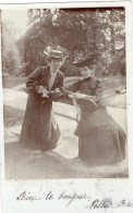 Carte Photo De Deux Femmes élégante Posant Dans Un Jardin Public En 1905 - Personnes Anonymes