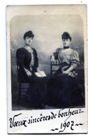 Carte Photo De Deux Femmes élégante Posant Dans Un Studio Photo En 1907 - Anonyme Personen