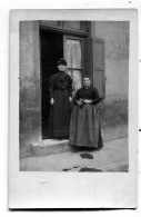 Carte Photo De Deux Femmes élégante Posant Devant L'entré De Leurs Maison Vers 1910 - Anonieme Personen