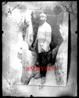 Un Soldat Dans Un Abri De Tranchée, à Identifier - Plaque De Verre - Taille 78 X 100 Mlls - Glasdias