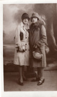 Carte Photo De Deux Jeune Femmes élégante Posant Dans Un Studio Photo En 1927 - Anonyme Personen