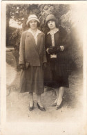 Carte Photo De Deux Jeune Fille élégante Posant Dans Un Jardin Vers 1920 - Persone Anonimi