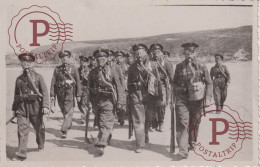 GUARDIAS FUERZAS DE ASALTO, SECCION CARETAS CONTRA LOS GASES. CORUÑA. PRE GUERRA CIVIL II REPUBLICA ESPAÑA 1935. 9x14cm - Guerra, Militares