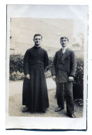 Carte Photo De Deux Hommes élégant ( Dont Un Prêtre ) Posant Dans La Cour D'une Maison Vers 1915 - Personnes Anonymes