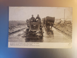 Camion De Ravitaillement Dans L'eau Boueuse Des Routes - Transporter & LKW