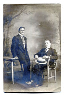 Carte Photo De Deux Hommes élégant Posant Dans Un Studio Photo Vers 1910 - Persone Anonimi