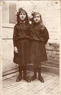 Carte Photo De Deux Jeune Fille élégante Posant Dans La Cour De Leurs Maison - Persone Anonimi
