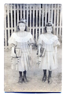 Carte Photo De Deux Jeune Fille élégante Posant Dans Leurs Jardin Vers 1910 - Persone Anonimi
