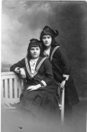 Carte Photo De Deux Jeune Fille élégante Posant Dans Un Studio Photo - Anonymous Persons