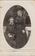 Carte Photo De Deux Jeune Filles élégante Posant Dans Leurs Jardin En 1917 - Persone Anonimi