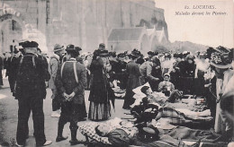 65 - LOURDES - Malades Devant Les Piscines - - Lourdes