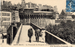 St Saint Malo La Promenade Des Remparts Vers La Grande Porte - Saint Malo