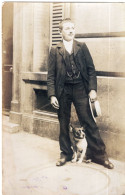 Carte Photo D'un Jeune Homme élégant Avec Sont Petit Chien Posant Devant Sont Immeuble Dans Une Ville En 1905 - Personnes Anonymes