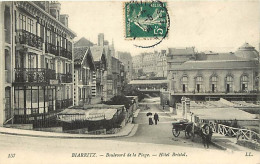 64 - Biarritz - Boulevard De La Plage - Hôtel Bristol - Animée - Oblitération Ronde De 1908 - CPA - Voir Scans Recto-Ver - Biarritz