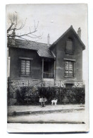 Carte Photo D'une Femme Avec Sont Petit Chien Posant Devant Sa Maison Vers 1930 - Anonyme Personen