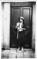 Carte Photo D'une Femme élégante Avec Sont Petit Chien Posant Devant La Porte De Sa Maison - Persone Anonimi