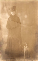 Carte Photo D'une  Femme élégante Avec Sont Chien  Posant Dans Un Studio Photo En 1918 - Anonymous Persons