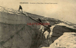 CPA CHAMONIX - ASCENSION DU MONT BLANC - PASSAGE D'UNE CREVASSE - Chamonix-Mont-Blanc