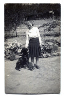Carte Photo D'une Jeune Fille élégante Avec Sont Beau Chien Dans Sont Jardin Vers 1940 - Persone Anonimi