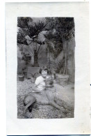 Carte Photo D'une Petite Fille Avec Sont Gros Chien Posant Dans Sont Jardin Vers 1930 - Personnes Anonymes