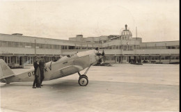 CARTE PHOTO - Deux Hommes Près D'un Avion Avec Son Pilote - Antwerp Aviation Club - Animé - Carte Postale Ancienne - Photographie