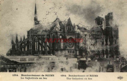 CPA REIMS - BOMBARDEMENT DE REIMS - LA CATHEDRALE EN FEU - Reims